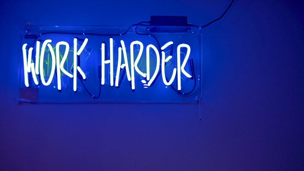 Perfektionismus ablegen beschrieben durch ein Schild "work harder"
