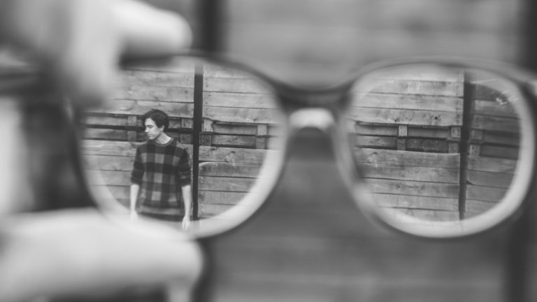 Selbstbild und Fremdbild beschrieben mit einer Brille