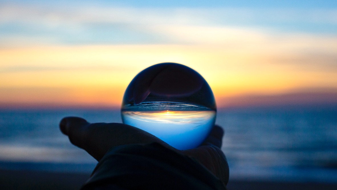 Visualisieren lernen: Als Titelbild eine Glaskugel in der man das Meer sieht